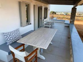 2 bedrooms house with sea view and enclosed garden at Antiparos 1 km away from the beach, Páros